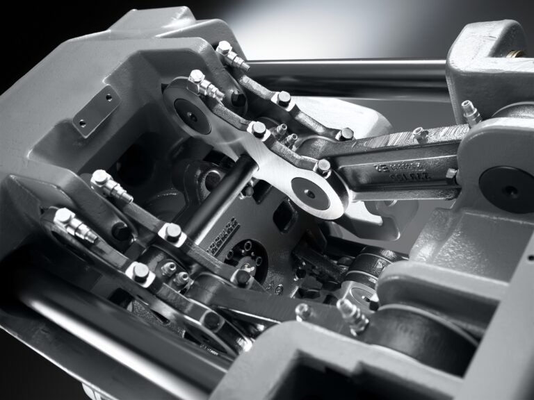 Electric clamping unit: the Premium performance variant of the hybrid Allrounder 470 H includes an electric toggle-type clamping unit as part of its standard equipment. This is energy-efficient and precise, driven by a planetary roller screw drive.