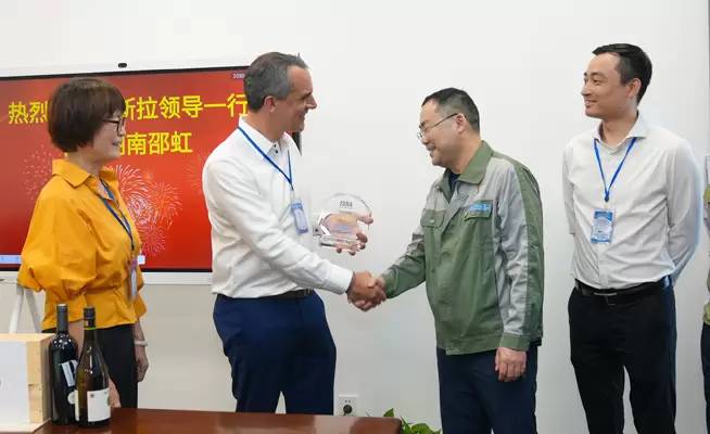 Liang-Hui (Regional Business Line Manager Glass), Bertrand Mercier (Business Unit Manager Glass), Zengmao Liu (Chairman of Shaohong) and Eric Wang (Business Line Manager)